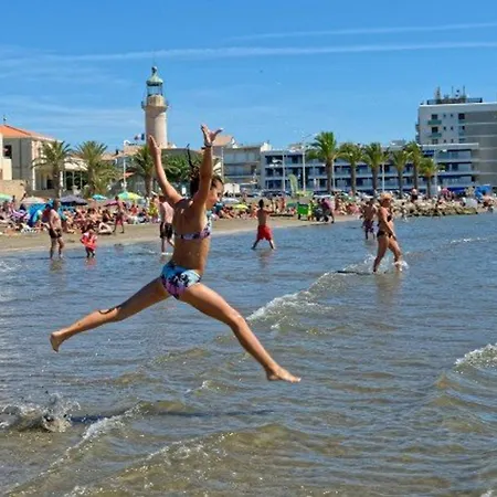 Climatise Avec Piscine, Parking, Terrasse, Proche Et Commerces - Fr-1-307-88 * Le Grau-du-Roi