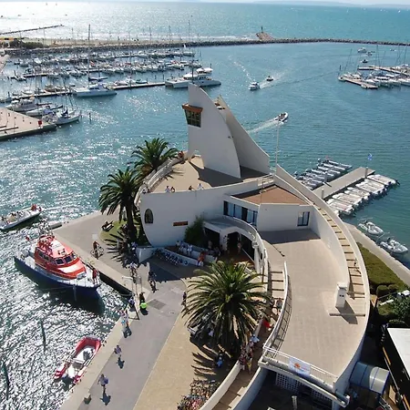 Climatise Avec Piscine, Parking, Terrasse, Proche Et Commerces - Fr-1-307-88 *