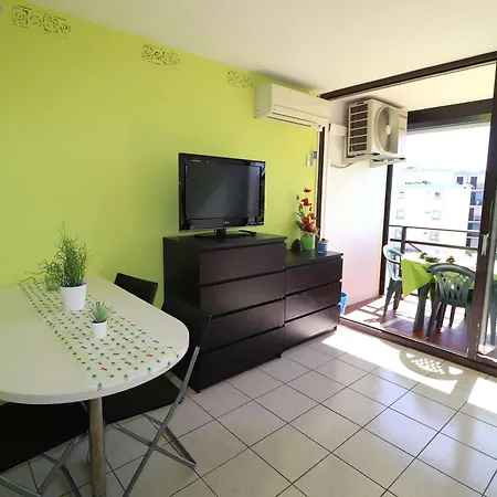Climatise Avec Piscine, Parking, Terrasse, Proche Et Commerces - Fr-1-307-88 *